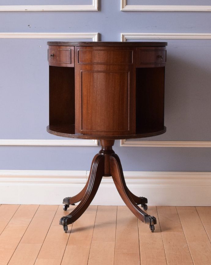 アンティークのキャビネット　アンティーク家具　英国アンティークの家具、回転する機能的なリボルビングブックケース。アンティークは新品ではないので、もちろん経年変化によるキズはありますが、専門の職人が目立たないようキレイにお直しをしているので、後姿までキレイです。(k-1679-f)