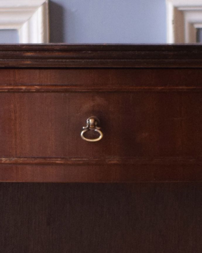 アンティークのキャビネット　アンティーク家具　英国アンティークの家具、回転する機能的なリボルビングブックケース。アンティークの小さな取っ手がアクセントになっています。(k-1679-f)