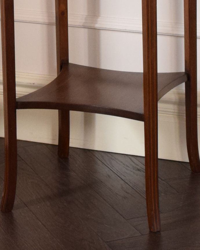 アンティークのテーブル　アンティーク家具　マホガニー材を使ったアンティーク英国輸入家具、美しいオケージョナルテーブル。下にはちょっとした物置があります。(k-1681-f)