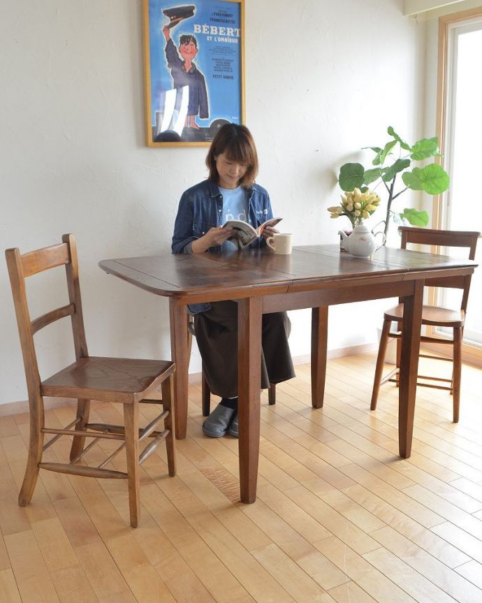 アンティークのテーブル　アンティーク家具　オーク材の天板が美しいアンティーク　テーブル、コンパクトな伸張式ダイニングテーブル。カンタンにサイズも変わる便利なテーブル。(k-1684-f)