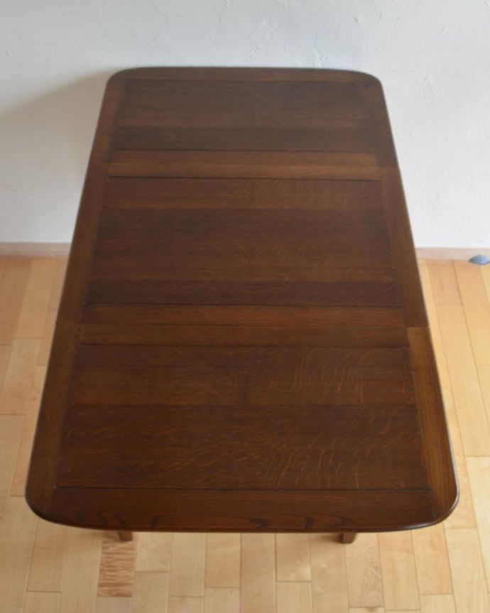 アンティークのテーブル　アンティーク家具　オーク材の天板が美しいアンティーク　テーブル、コンパクトな伸張式ダイニングテーブル。天板もピカピカにお直ししました。(k-1684-f)