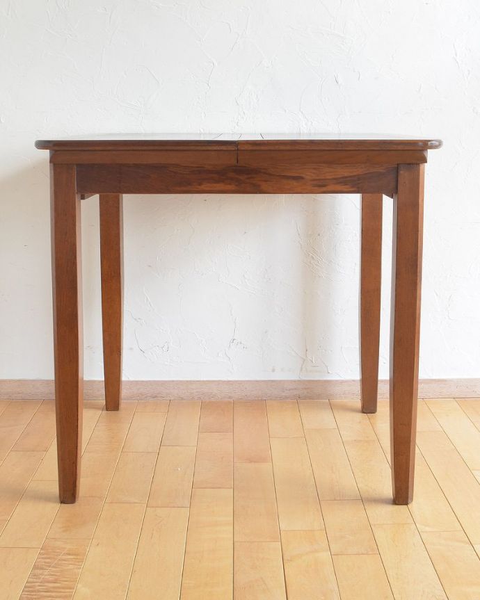 アンティークのテーブル　アンティーク家具　オーク材の天板が美しいアンティーク　テーブル、コンパクトな伸張式ダイニングテーブル。温かみのある落ち着いた色です。(k-1684-f)