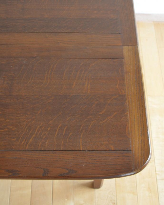 アンティークのテーブル　アンティーク家具　オーク材の天板が美しいアンティーク　テーブル、コンパクトな伸張式ダイニングテーブル。メンテナンスをしてありますので、つなぎ目も美しいです。(k-1684-f)