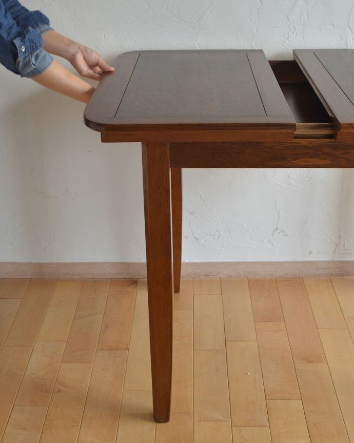 アンティークのテーブル　アンティーク家具　オーク材の天板が美しいアンティーク　テーブル、コンパクトな伸張式ダイニングテーブル。広げるのは簡単です。(k-1684-f)