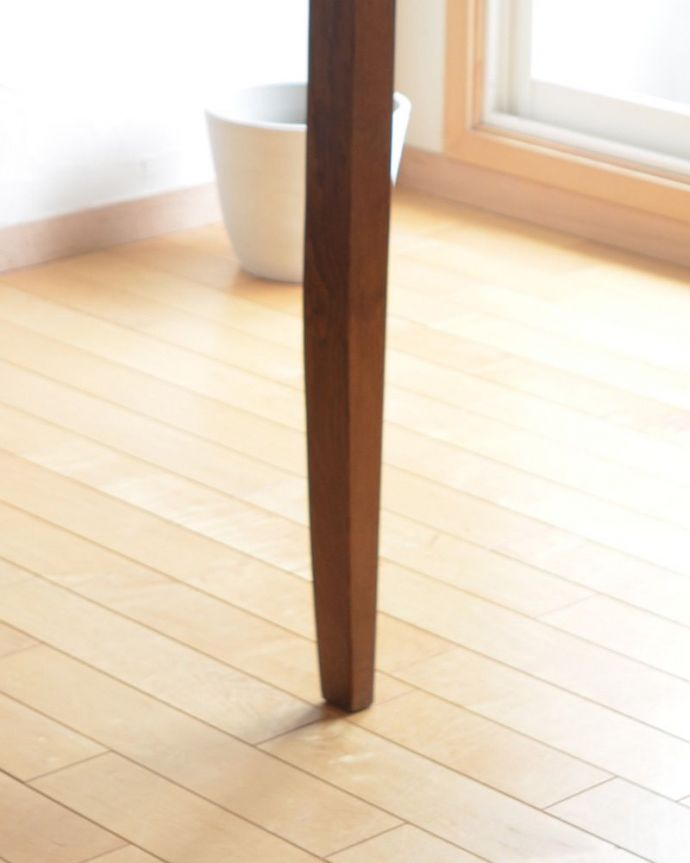 アンティークのテーブル　アンティーク家具　オーク材の天板が美しいアンティーク　テーブル、コンパクトな伸張式ダイニングテーブル。キチンとお直ししました。(k-1684-f)