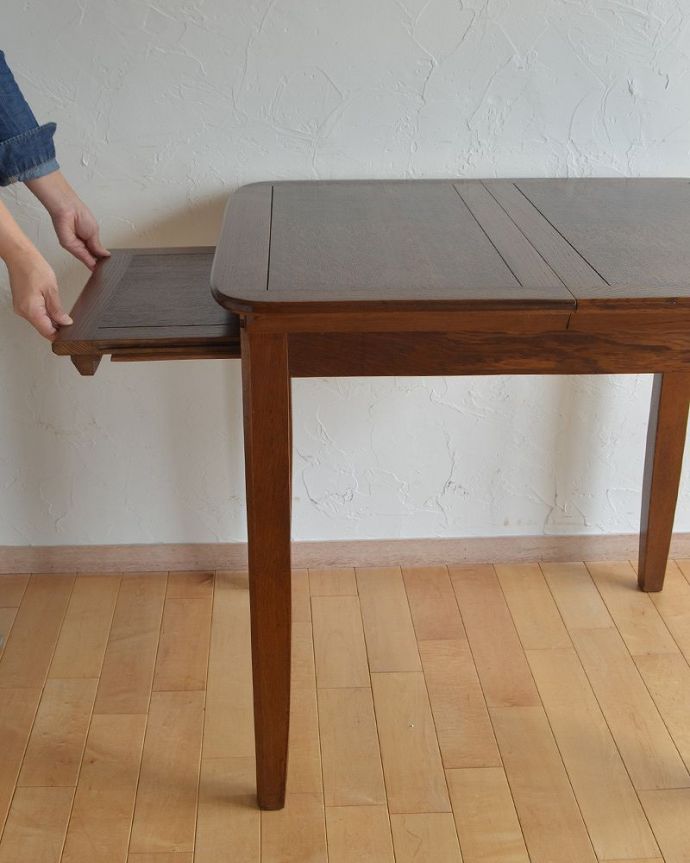 アンティークのテーブル　アンティーク家具　オーク材の天板が美しいアンティーク　テーブル、コンパクトな伸張式ダイニングテーブル。天板の下に収納してある板をプラスするだけ。(k-1684-f)