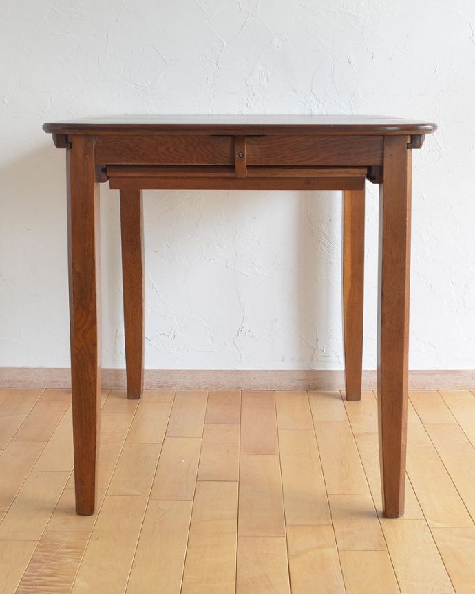 アンティークのテーブル　アンティーク家具　オーク材の天板が美しいアンティーク　テーブル、コンパクトな伸張式ダイニングテーブル。アンティークは新品ではないので、経年変化によるキズはありますが、専門の職人によって目立たないようにキレイにお直しをしています。(k-1684-f)