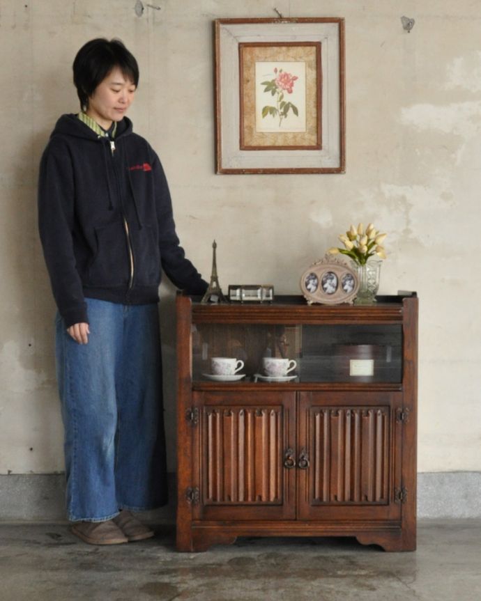 アンティークのキャビネット　アンティーク家具　コンパクトなアンティーク家具、英国のガラスキャビネット（カップボード）。中が見えないので、生活感が出てしまう細々した物をたっぷり収納するのにピッタリです！（モデルの身長は164cmです）。(k-1685-f)