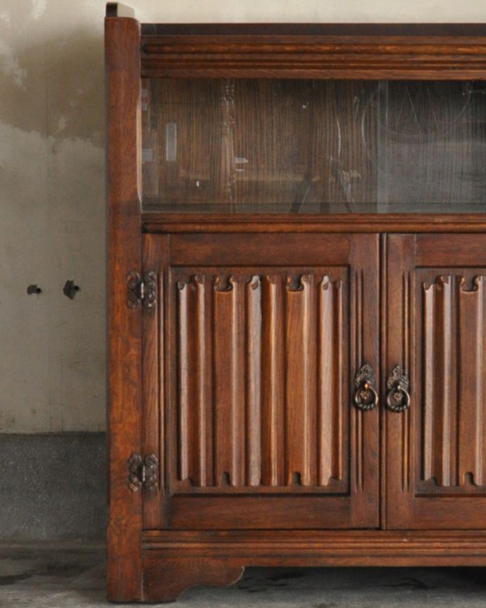 アンティークのキャビネット　アンティーク家具　コンパクトなアンティーク家具、英国のガラスキャビネット（カップボード）。落ち着きがあって高級な印象を与えてくれます。(k-1685-f)