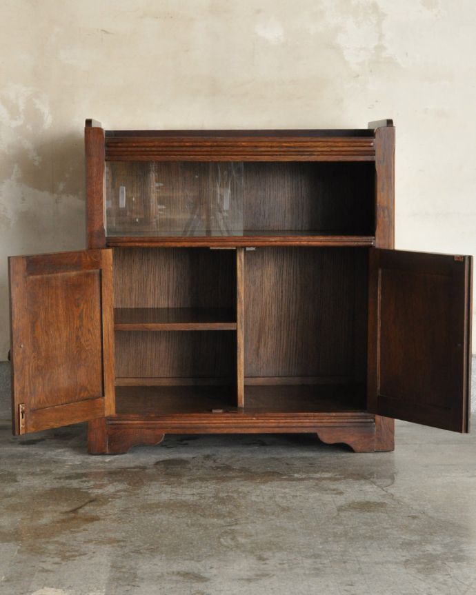 アンティークのキャビネット　アンティーク家具　コンパクトなアンティーク家具、英国のガラスキャビネット（カップボード）。扉の中には食器や、雑誌が収納できます。(k-1685-f)