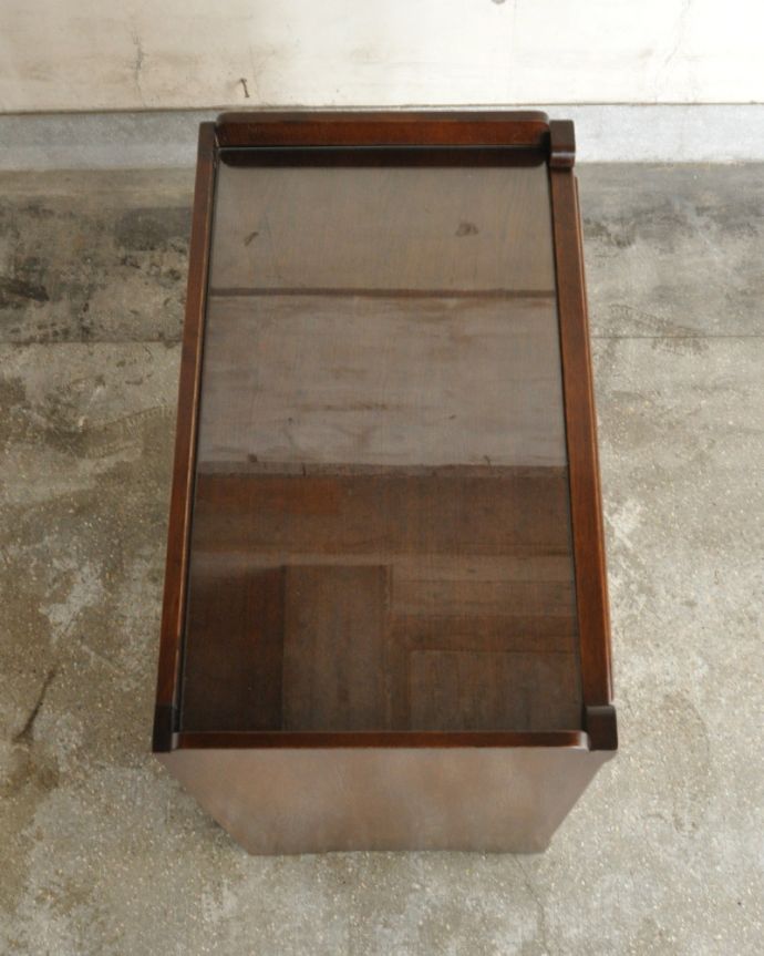 アンティークのキャビネット　アンティーク家具　コンパクトなアンティーク家具、英国のガラスキャビネット（カップボード）。天板もピカピカにお直ししました。(k-1685-f)