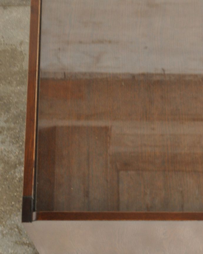 アンティークのキャビネット　アンティーク家具　コンパクトなアンティーク家具、英国のガラスキャビネット（カップボード）。天板にはガラスが入っているので、水拭きでお手入れもラクラクです。(k-1685-f)