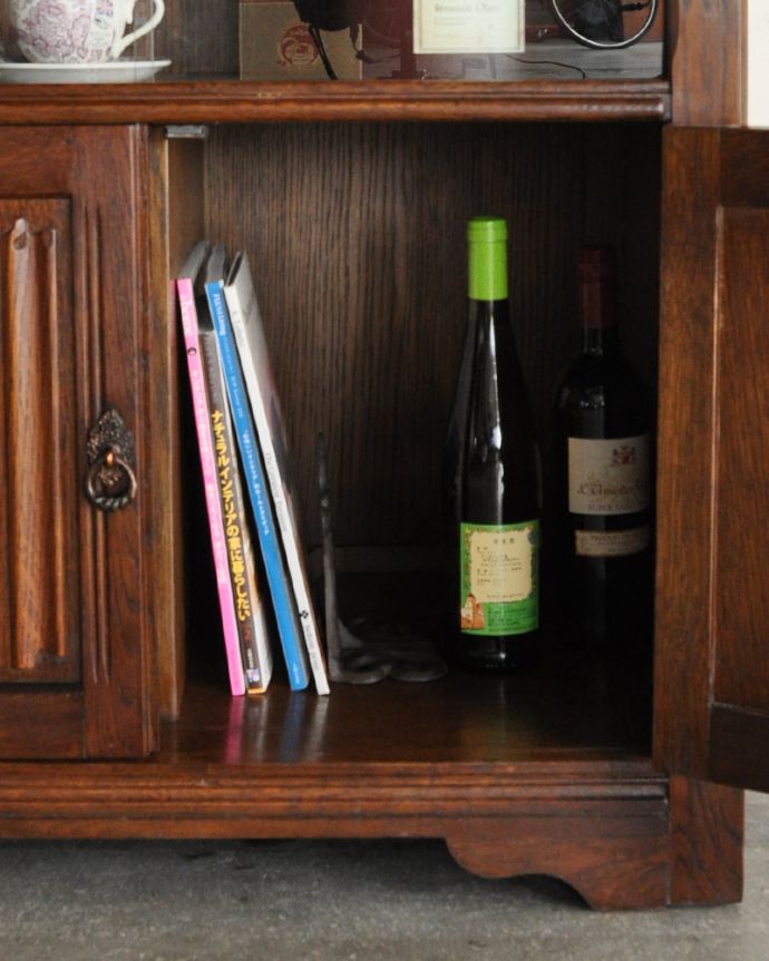 アンティークのキャビネット　アンティーク家具　コンパクトなアンティーク家具、英国のガラスキャビネット（カップボード）。雑誌サイズの収納ができる広々とした収納スペースがあります。(k-1685-f)