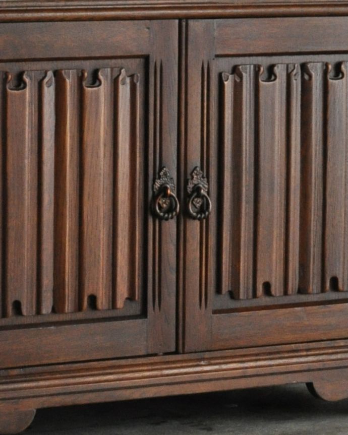 アンティークのキャビネット　アンティーク家具　コンパクトなアンティーク家具、英国のガラスキャビネット（カップボード）。リング形のお洒落な取っ手がアクセサリーのように下がっています。(k-1685-f)