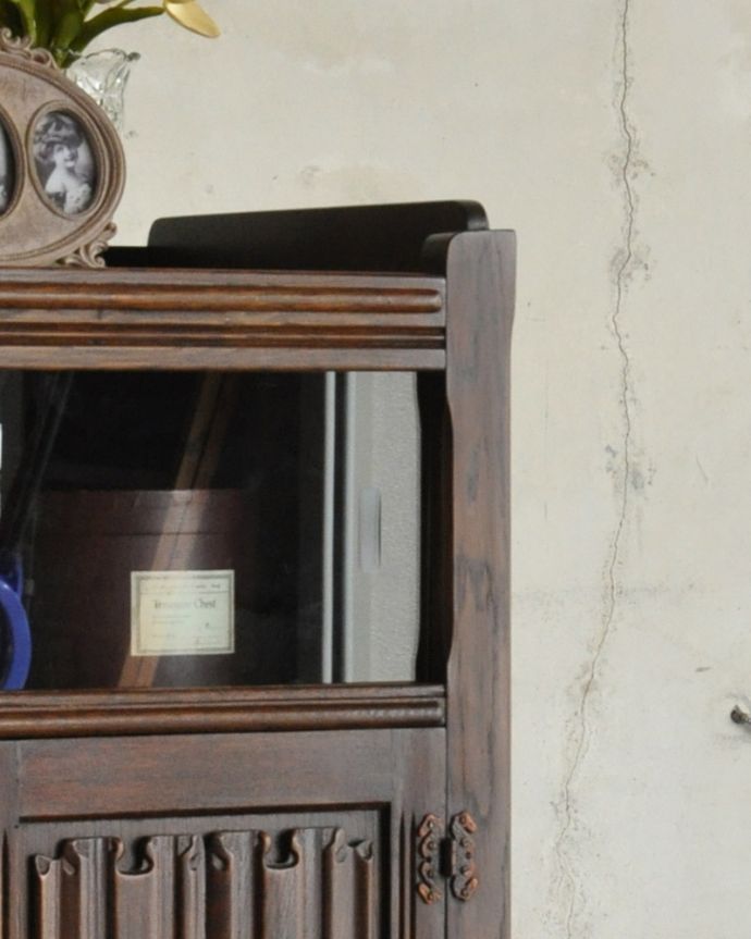 アンティークのキャビネット　アンティーク家具　コンパクトなアンティーク家具、英国のガラスキャビネット（カップボード）。ガラス扉の取っ手はお馴染みの形です。(k-1685-f)