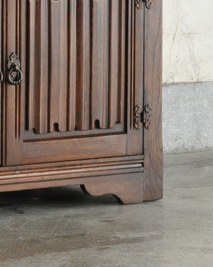 アンティークのキャビネット　アンティーク家具　コンパクトなアンティーク家具、英国のガラスキャビネット（カップボード）。安定感のある脚がしっかり支えます。(k-1685-f)