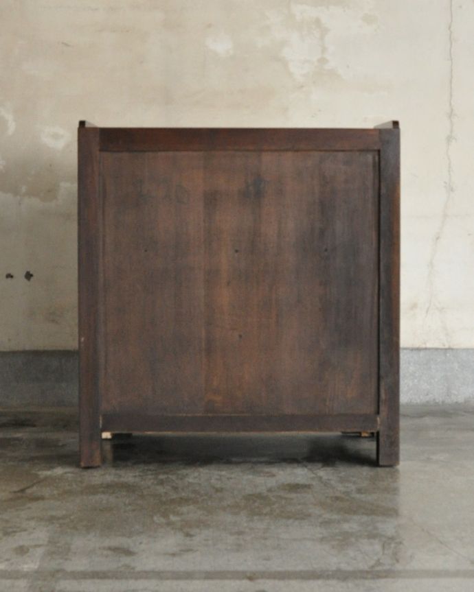 アンティークのキャビネット　アンティーク家具　コンパクトなアンティーク家具、英国のガラスキャビネット（カップボード）。アンティークは新品ではないので、もちろん経年変化によるキズはありますが、専門の職人が目立たないようキレイにお直しをしているので、後姿までキレイです。(k-1685-f)