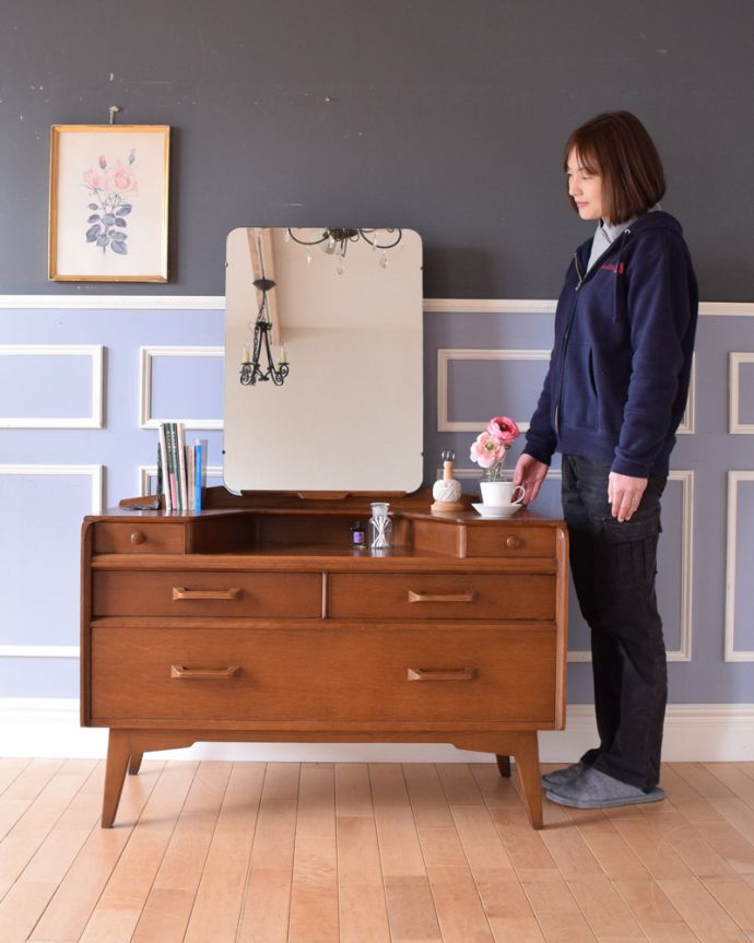 G-PLAN(Gプラン) アンティーク家具 北欧スタイルのヴィンテージ家具、引き出しがたっぷり付いたドレッサー (ドレッシングチェスト)。シンプルでかっこいいチェスト!お部屋にパッと覗ける鏡があると便利ですよ。(k-1686-f)