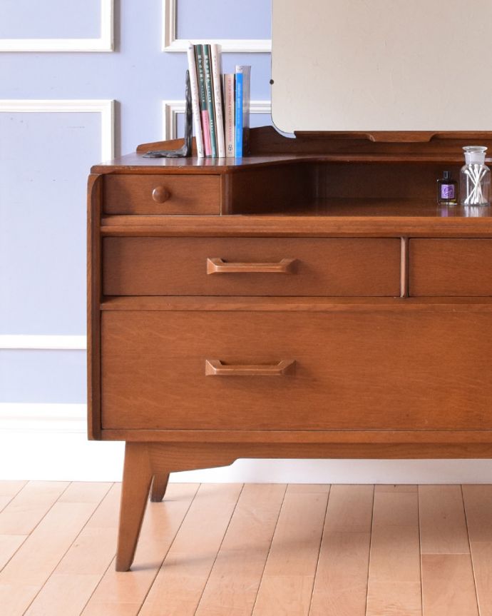 G-PLAN(Gプラン) アンティーク家具 北欧スタイルのヴィンテージ家具、引き出しがたっぷり付いたドレッサー (ドレッシングチェスト)。この時代に多く見られるチェストにミラーがついたタイプのキャビネット。(k-1686-f)