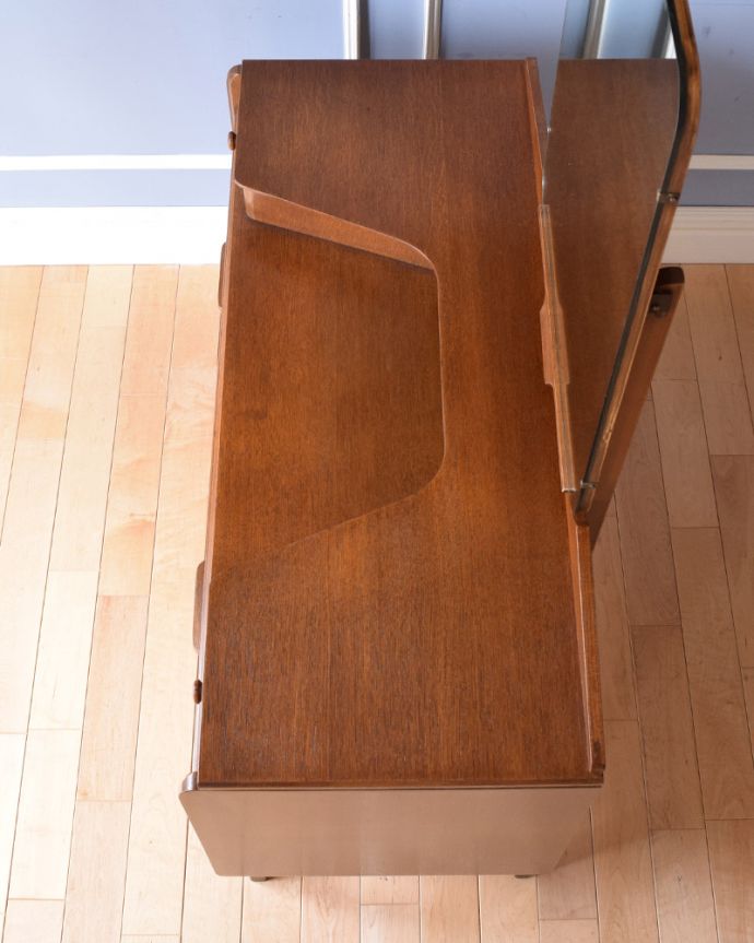 G-PLAN(Gプラン) アンティーク家具 北欧スタイルのヴィンテージ家具、引き出しがたっぷり付いたドレッサー (ドレッシングチェスト)。天板もキレイな状態です。(k-1686-f)