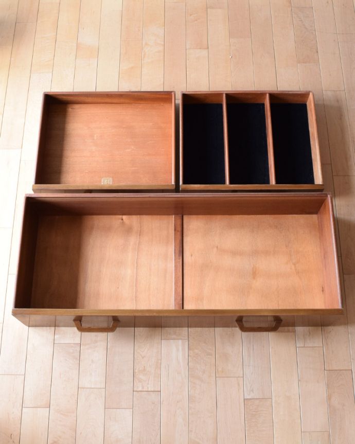 G-PLAN(Gプラン) アンティーク家具 北欧スタイルのヴィンテージ家具、引き出しがたっぷり付いたドレッサー (ドレッシングチェスト)。横長の引き出しが1杯と浅い引き出しが2杯あります。(k-1686-f)