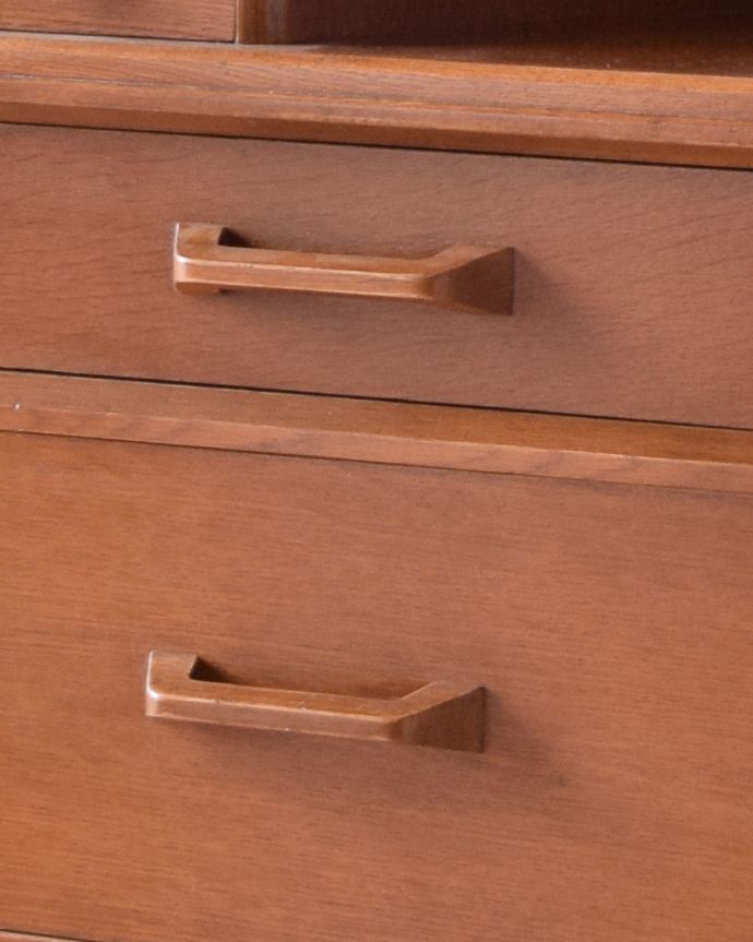 G-PLAN(Gプラン) アンティーク家具 北欧スタイルのヴィンテージ家具、引き出しがたっぷり付いたドレッサー (ドレッシングチェスト)。シンプルでカッコいい取っ手。(k-1686-f)