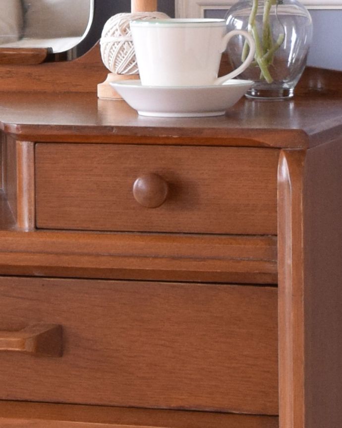 G-PLAN(Gプラン) アンティーク家具 北欧スタイルのヴィンテージ家具、引き出しがたっぷり付いたドレッサー (ドレッシングチェスト)。天板上の棚の引き出しは丸くて可愛い取っ手です。(k-1686-f)