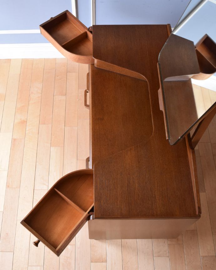 G-PLAN(Gプラン) アンティーク家具 北欧スタイルのヴィンテージ家具、引き出しがたっぷり付いたドレッサー (ドレッシングチェスト)。更に引き出すと、このように奥からもう1つの収納が出てきます。(k-1686-f)