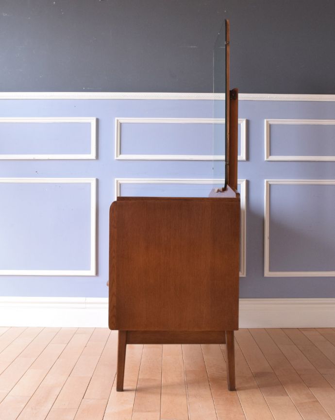 G-PLAN(Gプラン) アンティーク家具 北欧スタイルのヴィンテージ家具、引き出しがたっぷり付いたドレッサー (ドレッシングチェスト)。サイドから見るとスッキリシンプル。(k-1686-f)