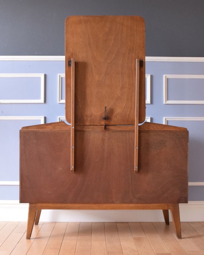 G-PLAN(Gプラン) アンティーク家具 北欧スタイルのヴィンテージ家具、引き出しがたっぷり付いたドレッサー (ドレッシングチェスト)。アンティークは新品ではないので、もちろん経年変化によるキズはありますが、専門の職人が目立たないようキレイにお直しをしているので、後姿までキレイです。(k-1686-f)