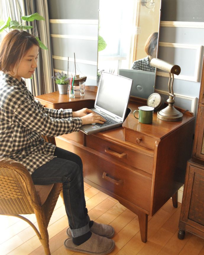 G-PLAN(Gプラン) アンティーク家具 北欧スタイルのヴィンテージ家具、引き出しがたっぷり付いたドレッサー (ドレッシングチェスト)。お化粧するだけじゃもったいない!天板部分も広いので、お化粧するだけじゃなく、デスク代わりにも使えちゃう。(k-1686-f)