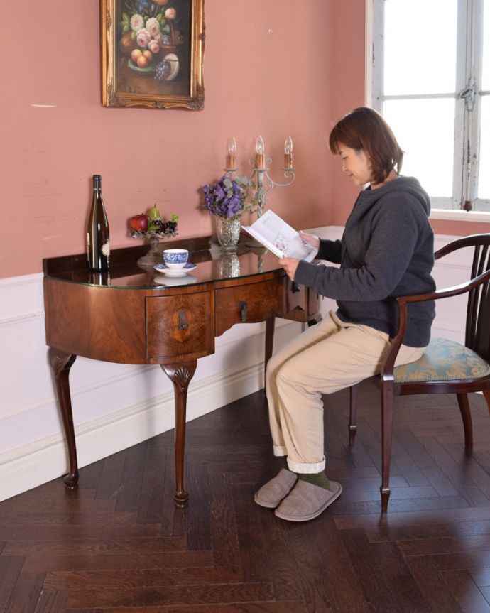 アンティークのデスク・書斎机 アンティーク家具 ガラス天板のライティングデスク、ウォルナット材のアンティーク家具。お気に入りのチェアと合わせて、自分だけのスペースを作ってみてください。(k-1687-f)