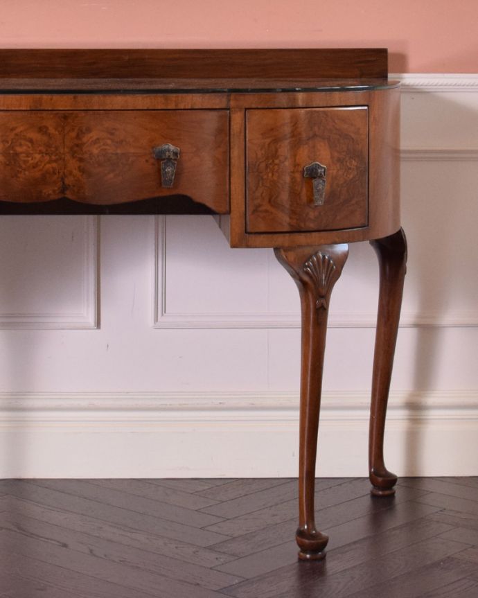 アンティークのデスク・書斎机 アンティーク家具 ガラス天板のライティングデスク、ウォルナット材のアンティーク家具。ウォルナット材の美しい木目が自慢!外国製のデスクは装飾があちこちにあるので、絵になるアイテム。(k-1687-f)