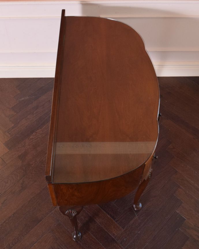 アンティークのデスク・書斎机 アンティーク家具 ガラス天板のライティングデスク、ウォルナット材のアンティーク家具。広い天板は作業がしやすくて重宝しますよ!きちんとお直ししているので、取り外しできるガラスがのっているので、書き物のしやすく使い勝手もバツグンです。(k-1687-f)