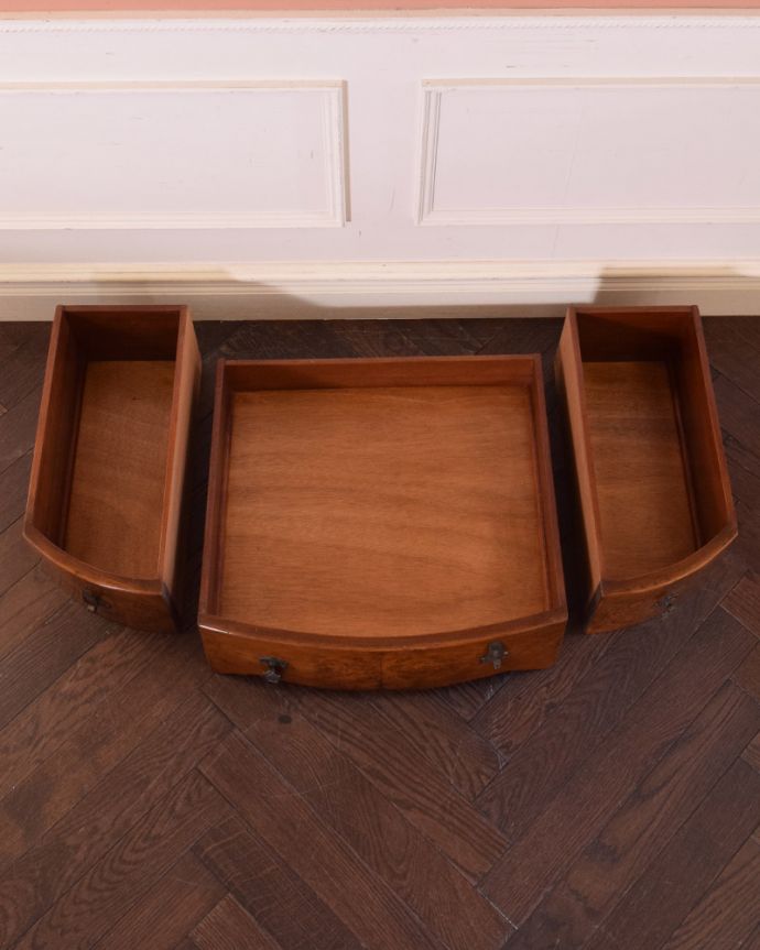 アンティークのデスク・書斎机 アンティーク家具 ガラス天板のライティングデスク、ウォルナット材のアンティーク家具。引き出しは3杯。(k-1687-f)