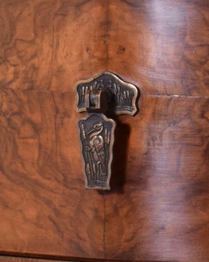 アンティークのデスク・書斎机 アンティーク家具 ガラス天板のライティングデスク、ウォルナット材のアンティーク家具。味わい深い取っ手から、時間の流れを感じることができます。(k-1687-f)