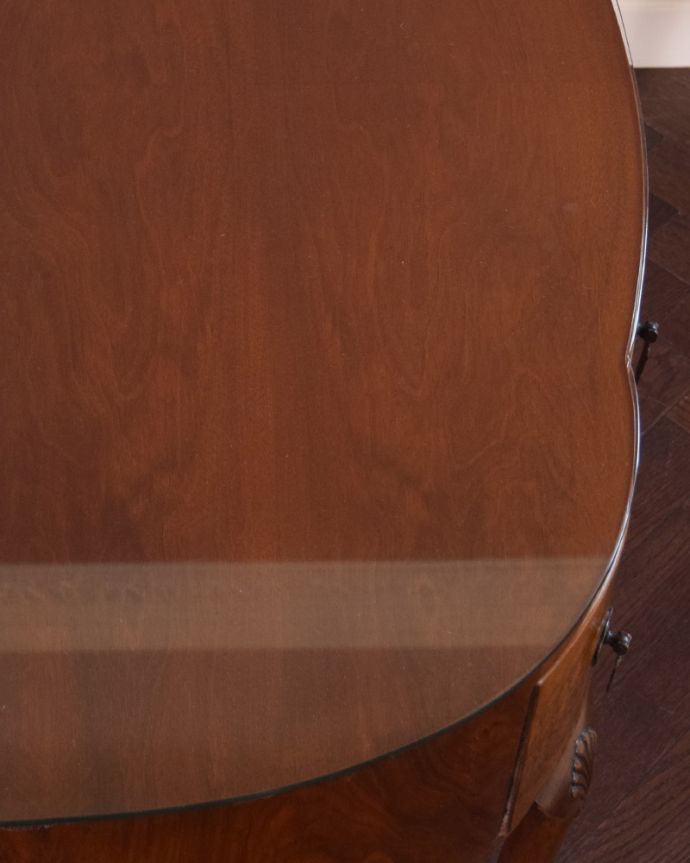 アンティークのデスク・書斎机 アンティーク家具 ガラス天板のライティングデスク、ウォルナット材のアンティーク家具。角もキレイな状態です。(k-1687-f)