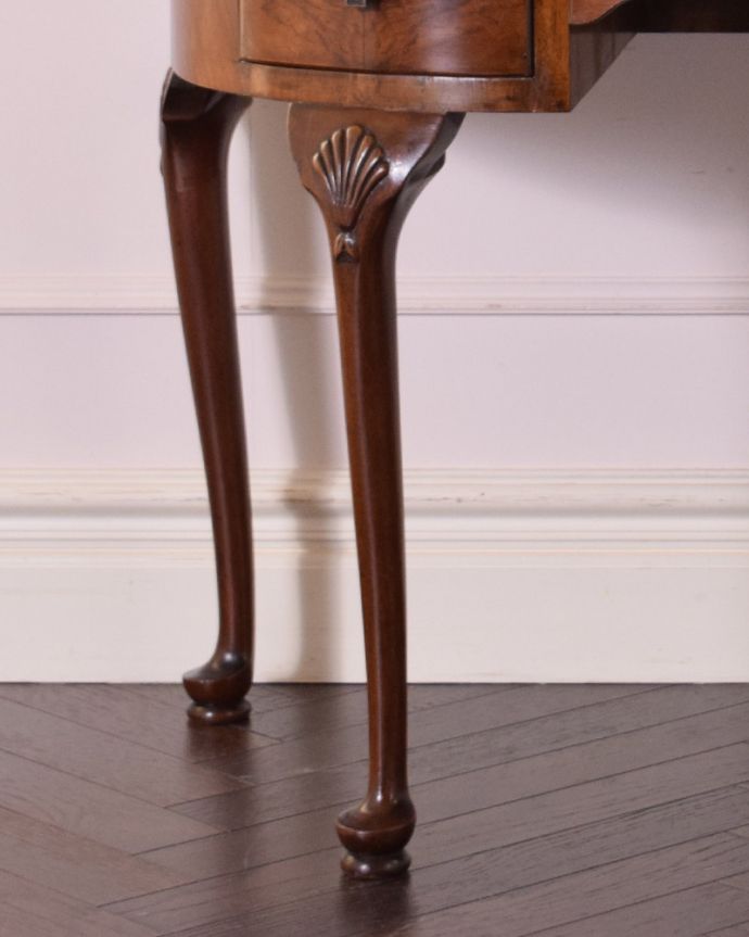 アンティークのデスク・書斎机 アンティーク家具 ガラス天板のライティングデスク、ウォルナット材のアンティーク家具。しっかりとした安定感があります。(k-1687-f)