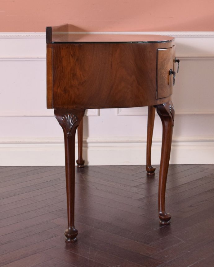 アンティークのデスク・書斎机 アンティーク家具 ガラス天板のライティングデスク、ウォルナット材のアンティーク家具。横から見るとこんな感じ。(k-1687-f)