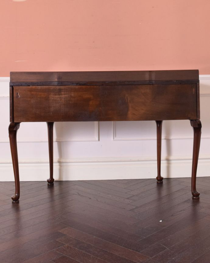 アンティークのデスク・書斎机 アンティーク家具 ガラス天板のライティングデスク、ウォルナット材のアンティーク家具。アンティークは新品ではないので、もちろん経年変化によるキズはありますが、専門の職人が目立たないようキレイにお直しをしているので、後姿までキレイです。(k-1687-f)