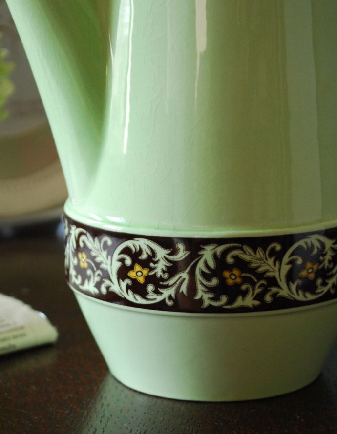 テーブルウェア(食器)　アンティーク雑貨　カールトンウェア社(Carlton ware)のアンティーク　ティーポット。色使いや、デザインがポットには見えない可愛さのポットです。(k-1687-z)