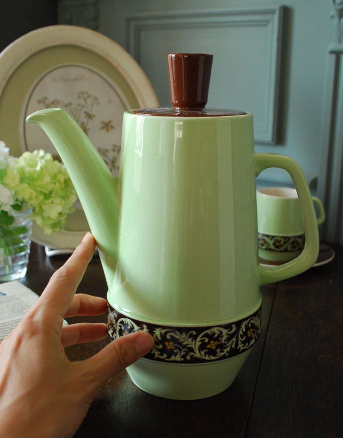 テーブルウェア(食器)　アンティーク雑貨　カールトンウェア社(Carlton ware)のアンティーク　ティーポット。かわいくてお洒落な生活を楽しんでみませんか？。(k-1687-z)