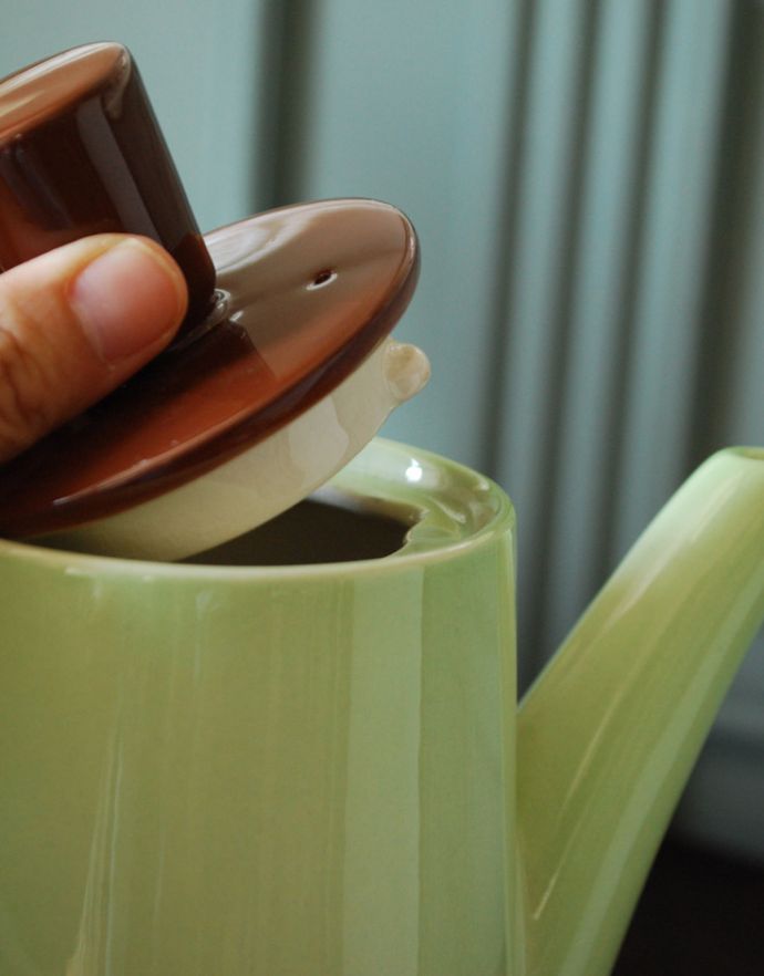 テーブルウェア(食器)　アンティーク雑貨　カールトンウェア社(Carlton ware)のアンティーク　ティーポット。優しいグリーンのカラーで優しくダイニングを彩ります。(k-1687-z)