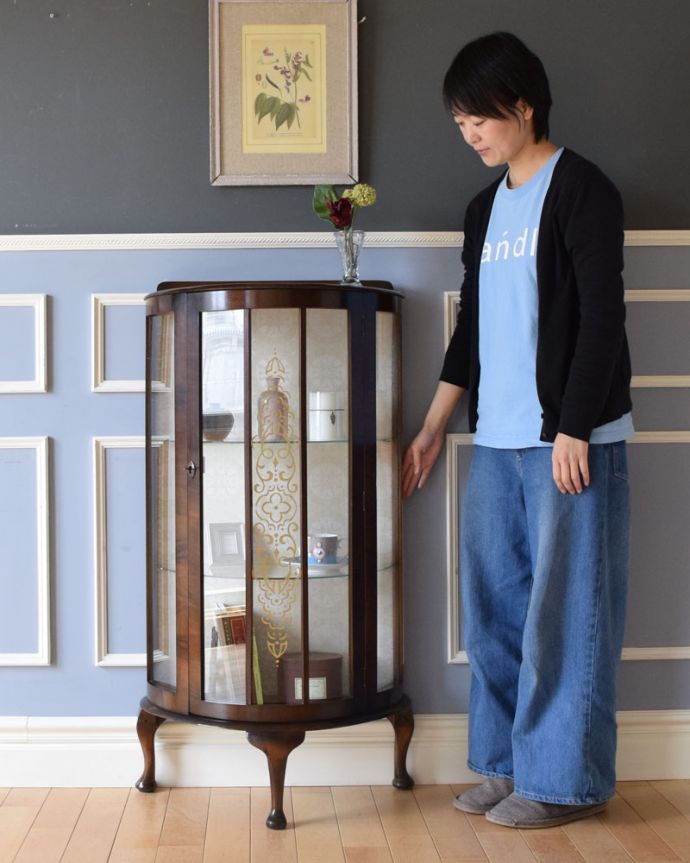 アンティークのキャビネット　アンティーク家具　上品な英国スタイルのガラスキャビネット、ハーフムーンのアンティークショーケース。お気に入りの雑貨や食器を並べてみましょう。(k-1688-f)