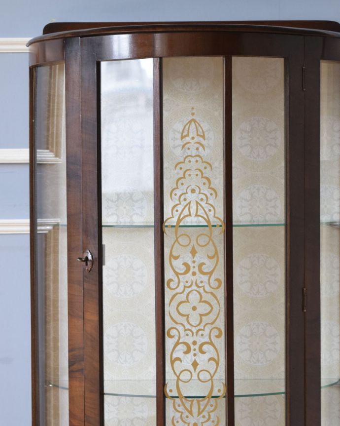 アンティークのキャビネット　アンティーク家具　上品な英国スタイルのガラスキャビネット、ハーフムーンのアンティークショーケース。アンティークのガラスがキレイにはめ込んであります。(k-1688-f)