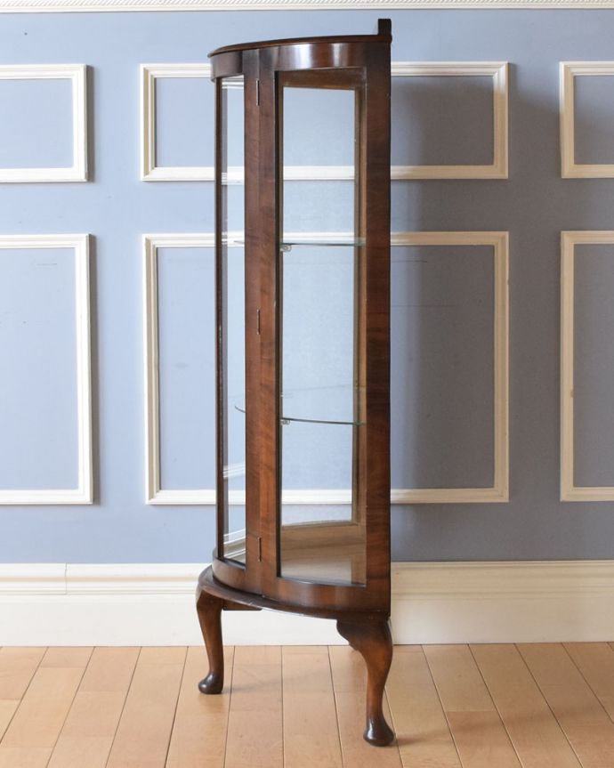 アンティークのキャビネット　アンティーク家具　上品な英国スタイルのガラスキャビネット、ハーフムーンのアンティークショーケース。サイドもガラスなので、どこから見ても美しいです！しっかり作られているので、安心してお使いいただけます。(k-1688-f)