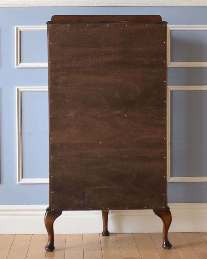 アンティークのキャビネット　アンティーク家具　上品な英国スタイルのガラスキャビネット、ハーフムーンのアンティークショーケース。アンティークは新品ではないので、もちろん経年変化によるキズはありますが、専門の職人が目立たないようキレイにお直しをしているので、後姿までキレイです。(k-1688-f)