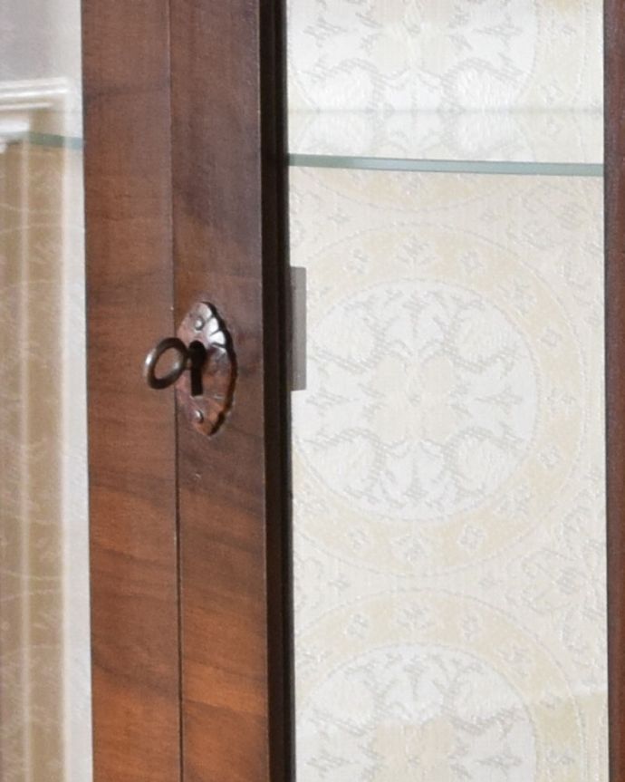 アンティークのキャビネット　アンティーク家具　上品な英国スタイルのガラスキャビネット、ハーフムーンのアンティークショーケース。鍵を引っ掛けて取っ手のようにして開閉してください。(k-1688-f)