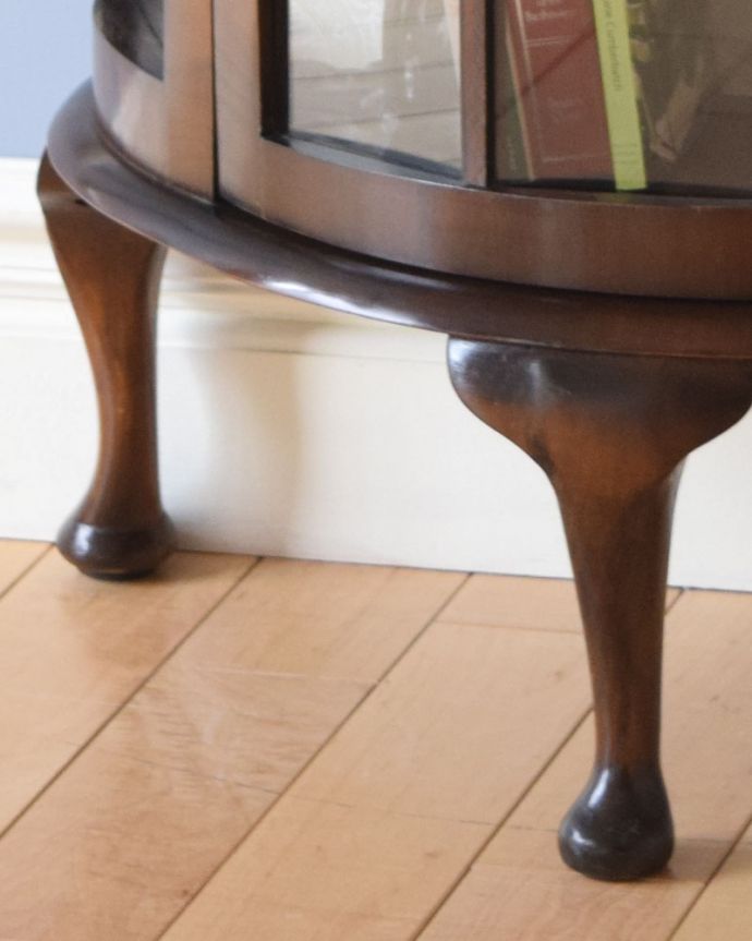 アンティークのキャビネット　アンティーク家具　上品な英国スタイルのガラスキャビネット、ハーフムーンのアンティークショーケース。きちんと支えます。(k-1688-f)