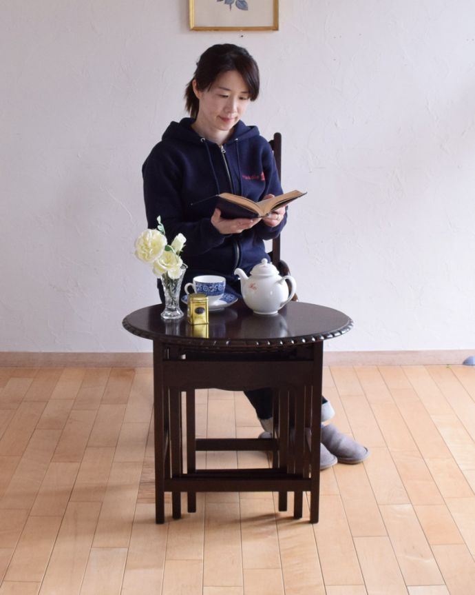 ロイドテーブル　アンティーク家具　キレイなマホガニー材のネストテーブル、３つのテーブルがセットになったアンティーク家具。大きいテーブルはソファの前に小さなテーブルはベッドの横にとお家の色々なところで役に立ってくれます。(k-1690-f)